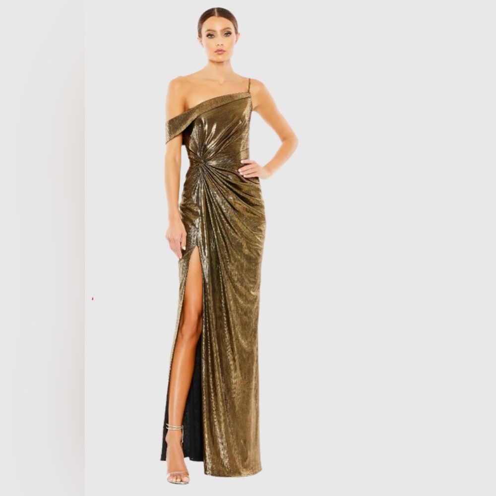 MAC DUGGAL 

Gold Metallic Off The Shoulder Gown